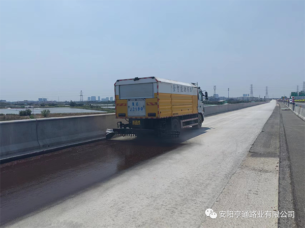 熱烈祝賀我司中江高速稀漿封層、透層試驗段成功