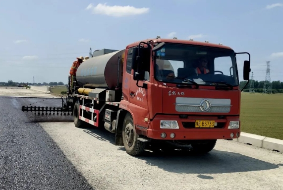 許信高速透層、封層和瀝青下面層試驗段攤鋪圓 滿成功